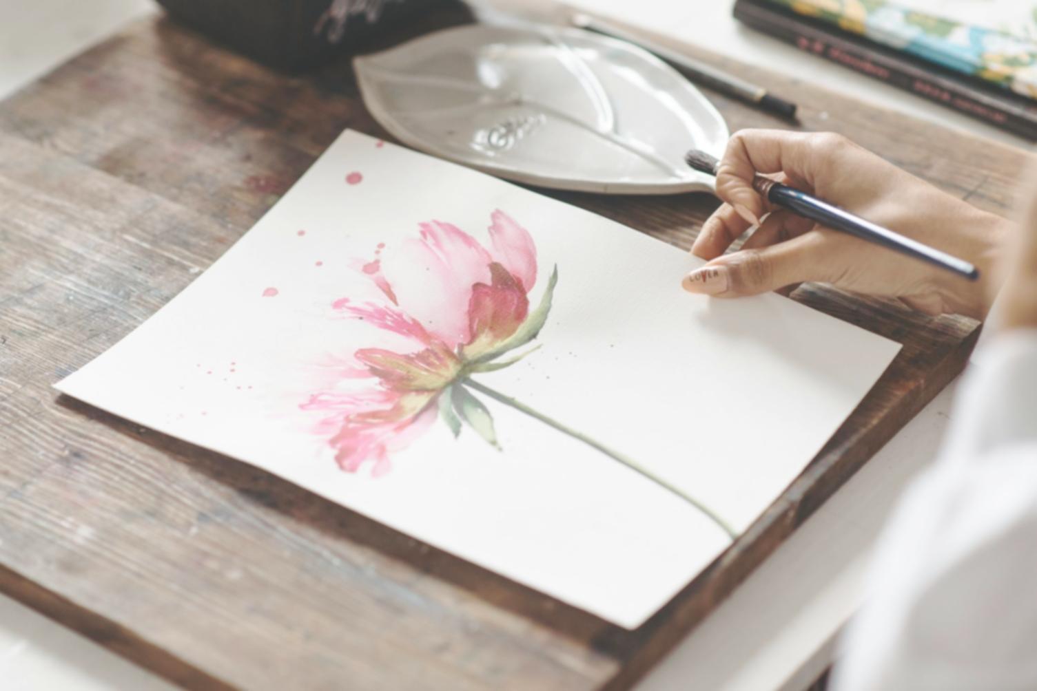 Détail d'un espace de travail avec matériel d'illustration