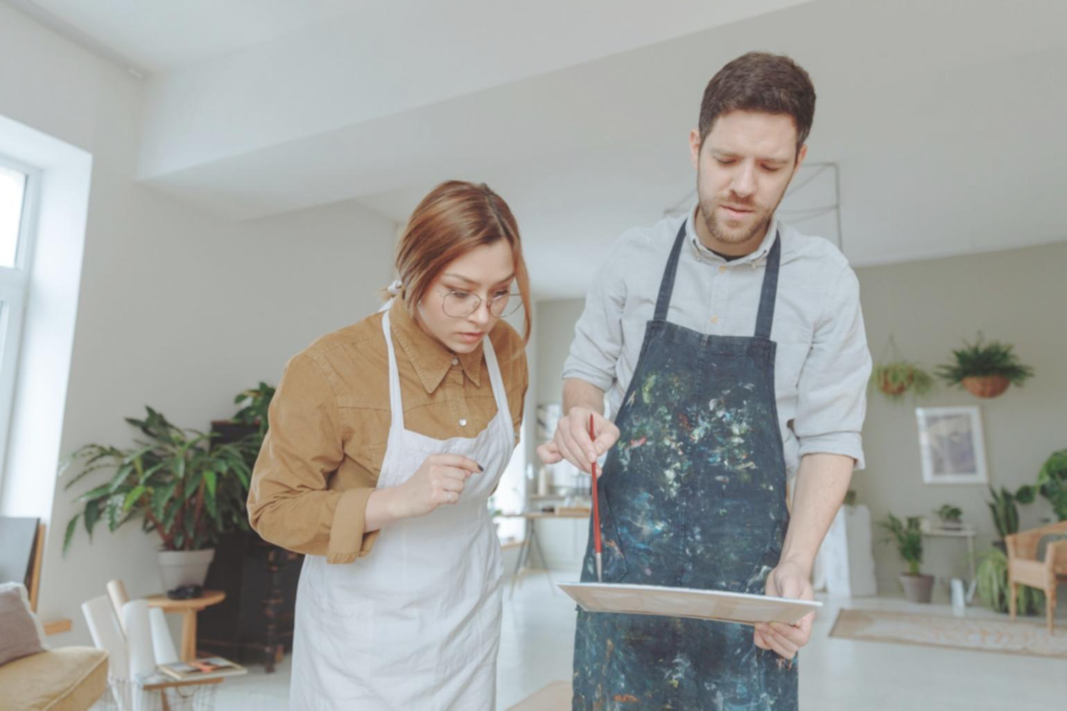 Espace de travail d'illustration avec matériel créatif