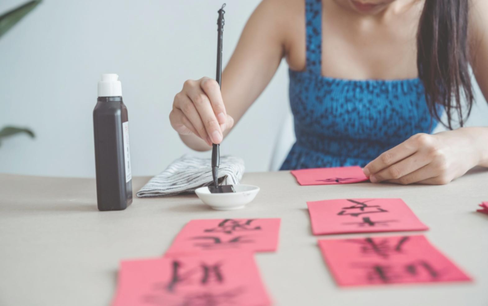Espace de travail créatif avec matériel d'illustration